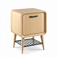 **Moderne nachtkast met houten afwerking en metalen draadrek**
