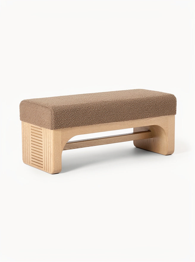 **Technische titel in het Nederlands: Minimalistische houten bank met textiel bekleding**
